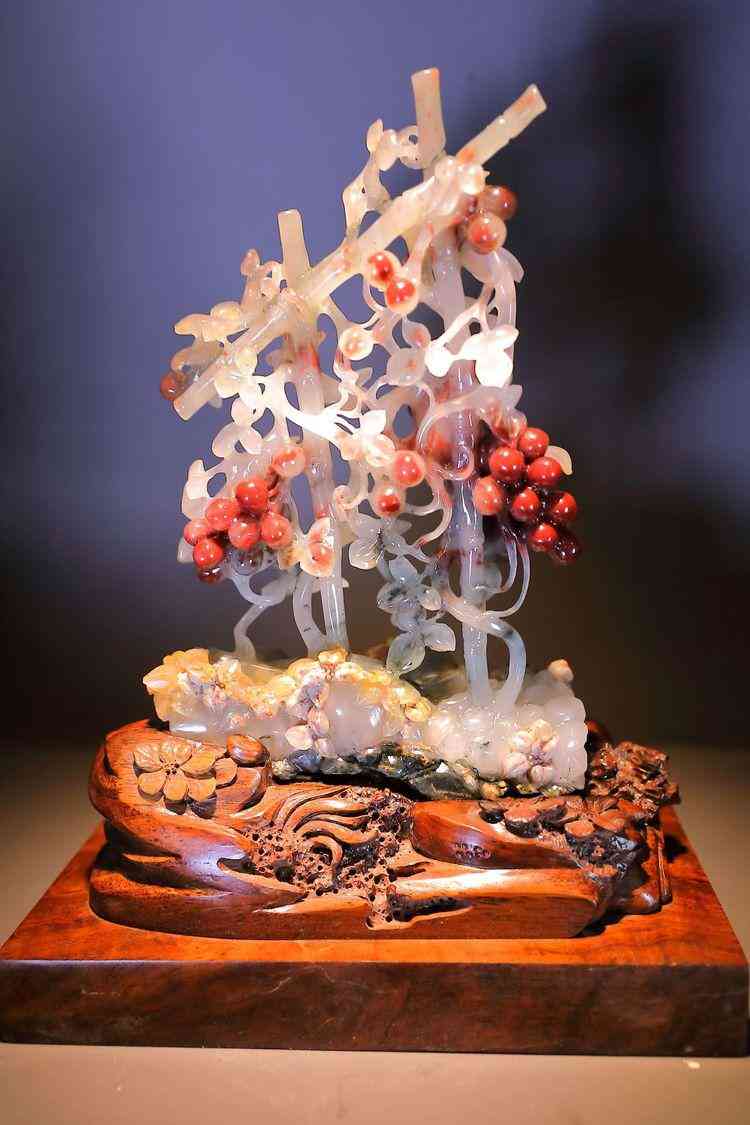 桂林鸡血玉全是假的(三种女人不适合戴玉)插图6 桂林鸡血玉全是假的(三种女人不适合戴玉)插图6