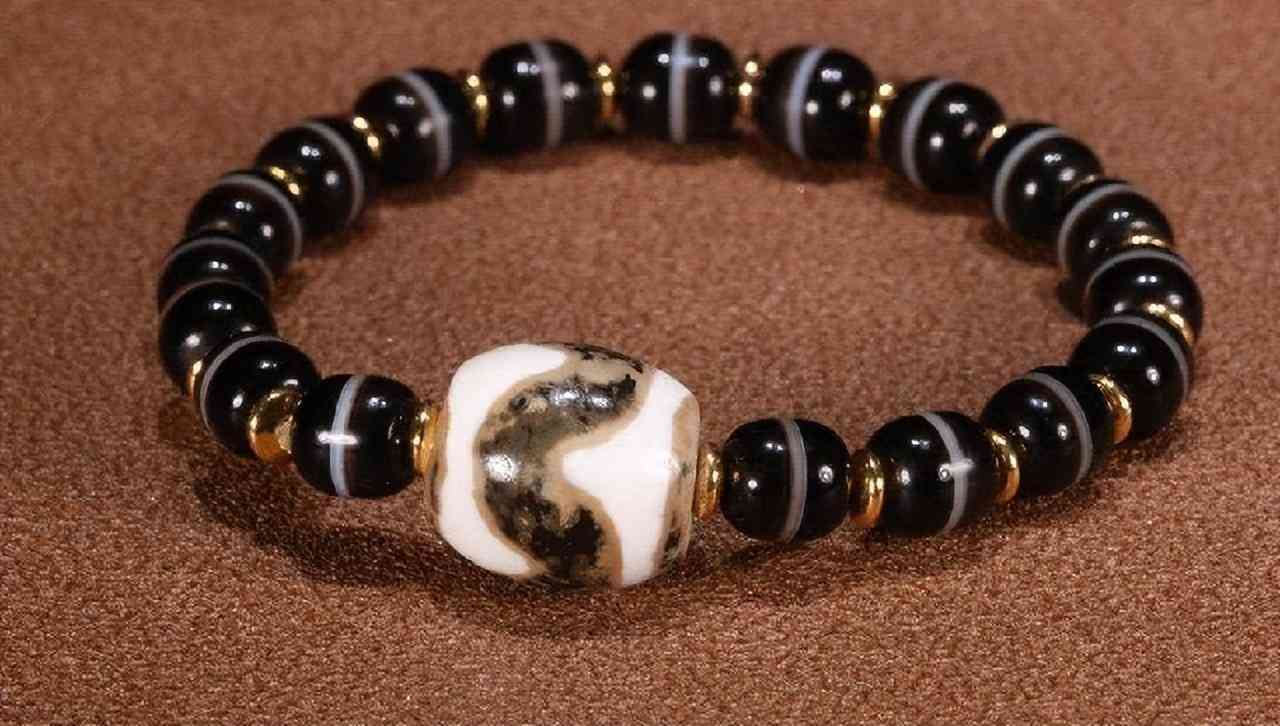 九眼天珠是怎么形成的(九眼天珠)插图7 九眼天珠是怎么形成的(九眼天珠)插图7