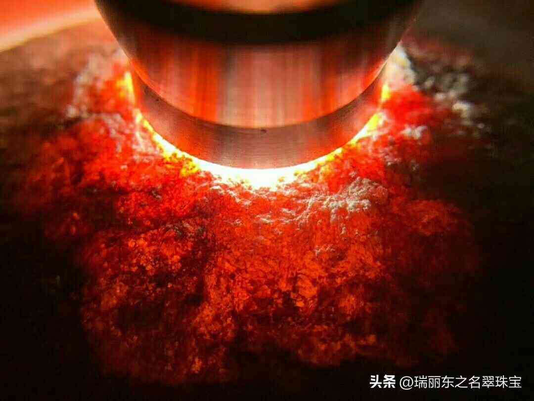 翡翠原石打灯怎么看种水(网上直播卖翡翠原石是真的吗)