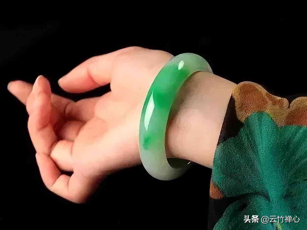翡翠入门级知识大全(怎样选翡翠手镯最好的方法)