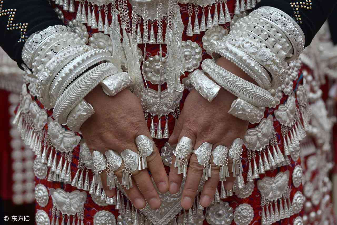 银子最简单的鉴别方法(银饰为什么盐水一泡就很亮了)