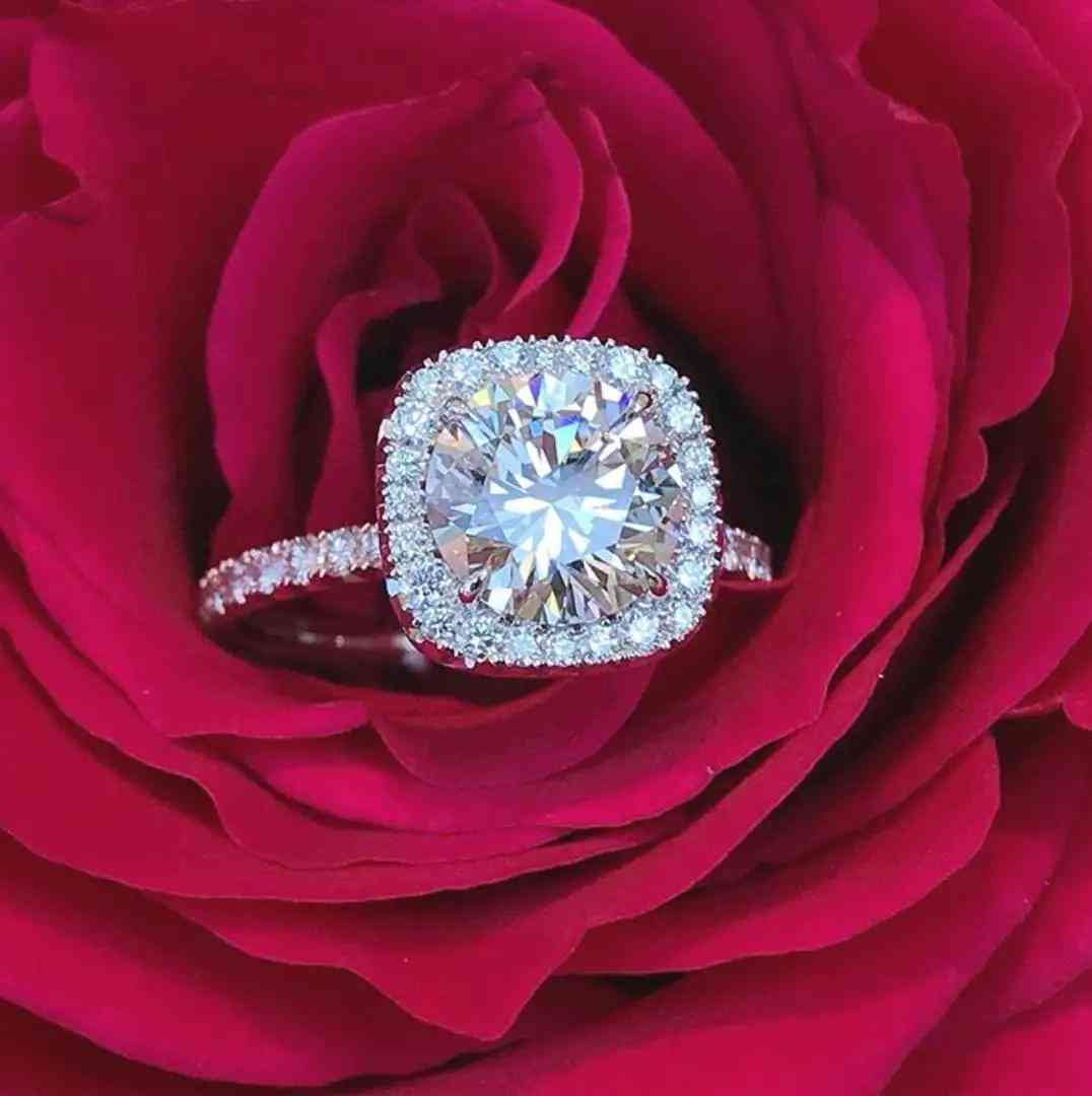 周六福一克拉钻戒得多少钱(周六福珠宝多少钱一克99999)