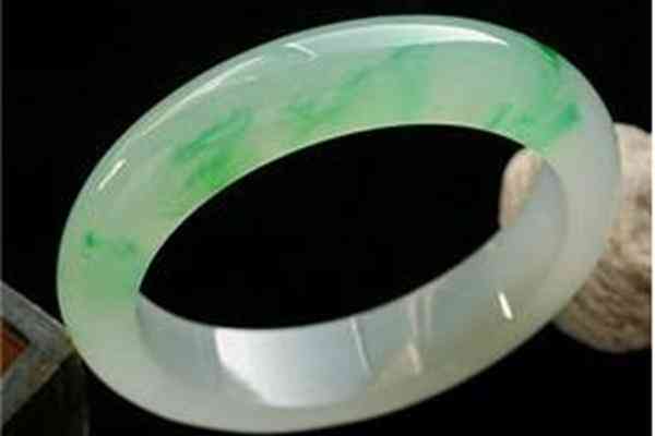 老坑冰种翡翠是什么意思(冰种和糯种哪个好)插图2