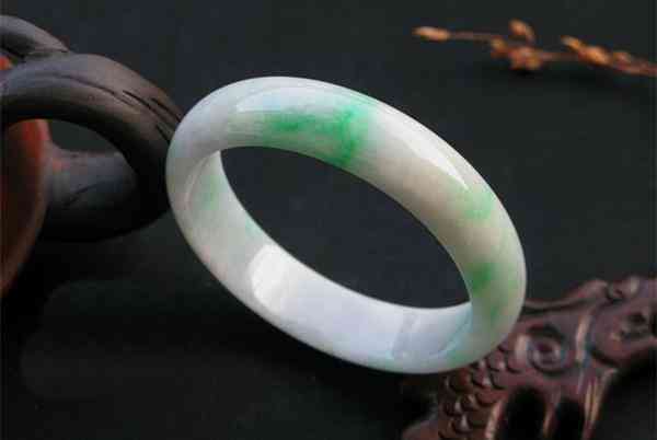 老坑冰种翡翠是什么意思(冰种和糯种哪个好)插图9