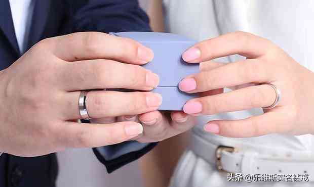 订婚戒指谁买(订婚戒指买多少钱的)插图4