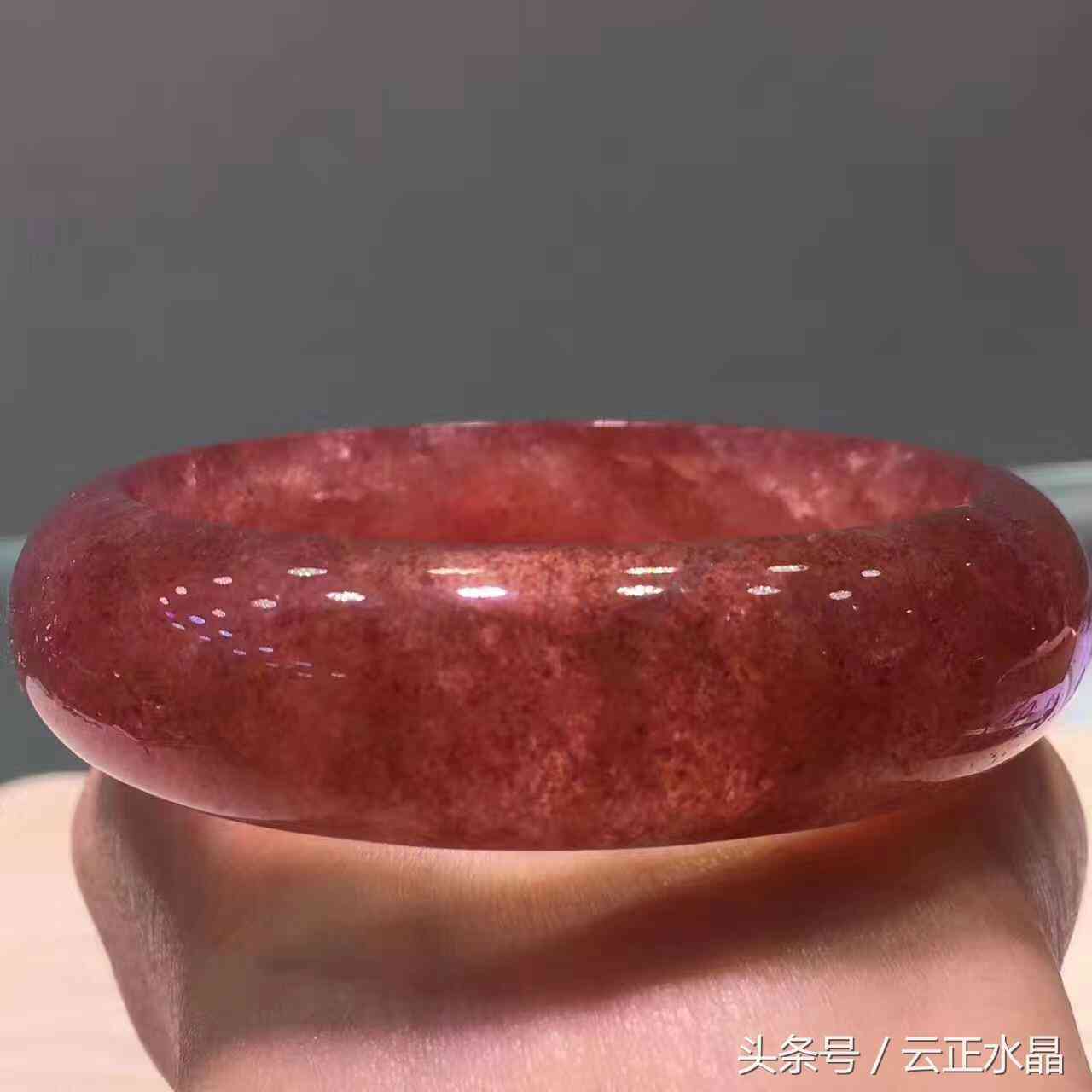 粉水晶手镯贵吗一般多少钱(粉水晶手镯容易碎吗)插图2