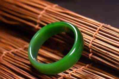 戴着玉镯睡觉的禁忌(戴玉镯睡觉会影响健康吗)插图2 戴着玉镯睡觉的禁忌(戴玉镯睡觉会影响健康吗)插图2