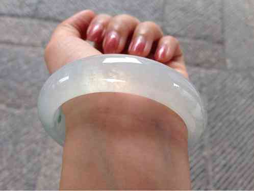 戴着玉镯睡觉的禁忌(戴玉镯睡觉会影响健康吗)插图3 戴着玉镯睡觉的禁忌(戴玉镯睡觉会影响健康吗)插图3