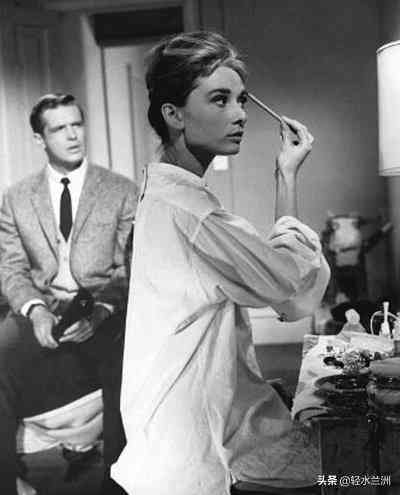 蒂凡尼的早餐影评(蒂凡尼的早餐影评1500)插图5 蒂凡尼的早餐影评(蒂凡尼的早餐影评1500)插图5