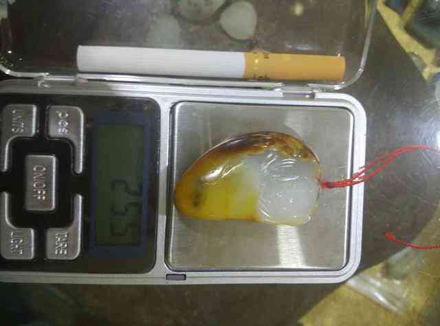 2500买个和田玉吊坠贵么(200多的和田玉吊坠是真的吗)