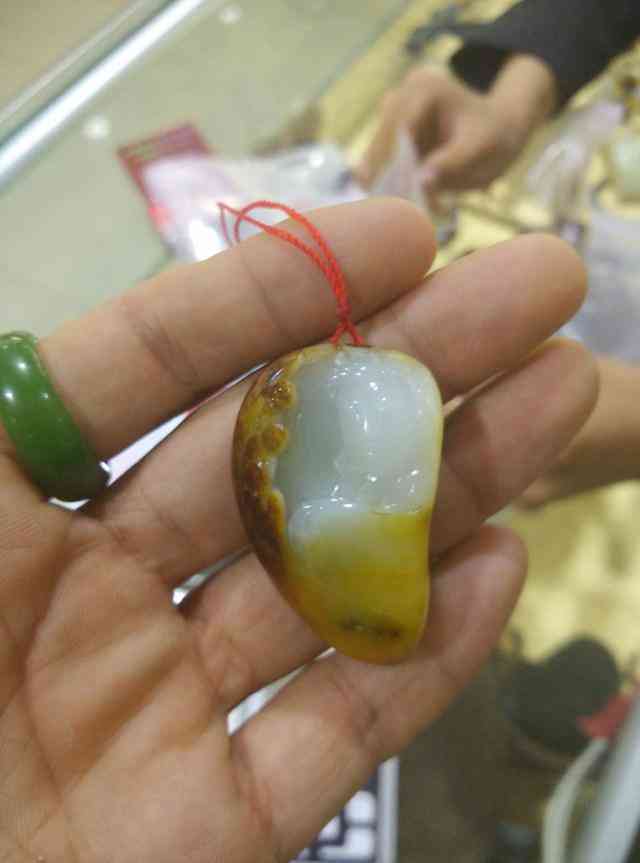 2500买个和田玉吊坠贵么(200多的和田玉吊坠是真的吗)插图1 2500买个和田玉吊坠贵么(200多的和田玉吊坠是真的吗)插图1