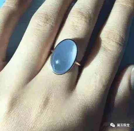 翡翠在灯光下是咋样的(翡翠在灯光下是咋样的样子)插图8