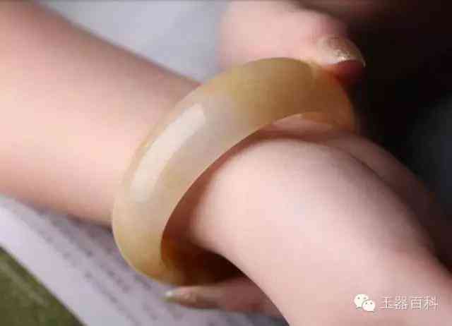 金丝玉手镯适合什么人(金丝玉手镯适合什么人戴)插图1 金丝玉手镯适合什么人(金丝玉手镯适合什么人戴)插图1