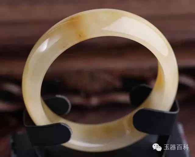 金丝玉手镯适合什么人(金丝玉手镯适合什么人戴)插图2 金丝玉手镯适合什么人(金丝玉手镯适合什么人戴)插图2