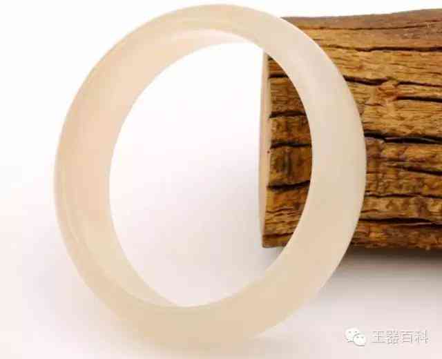 金丝玉手镯适合什么人(金丝玉手镯适合什么人戴)插图3 金丝玉手镯适合什么人(金丝玉手镯适合什么人戴)插图3