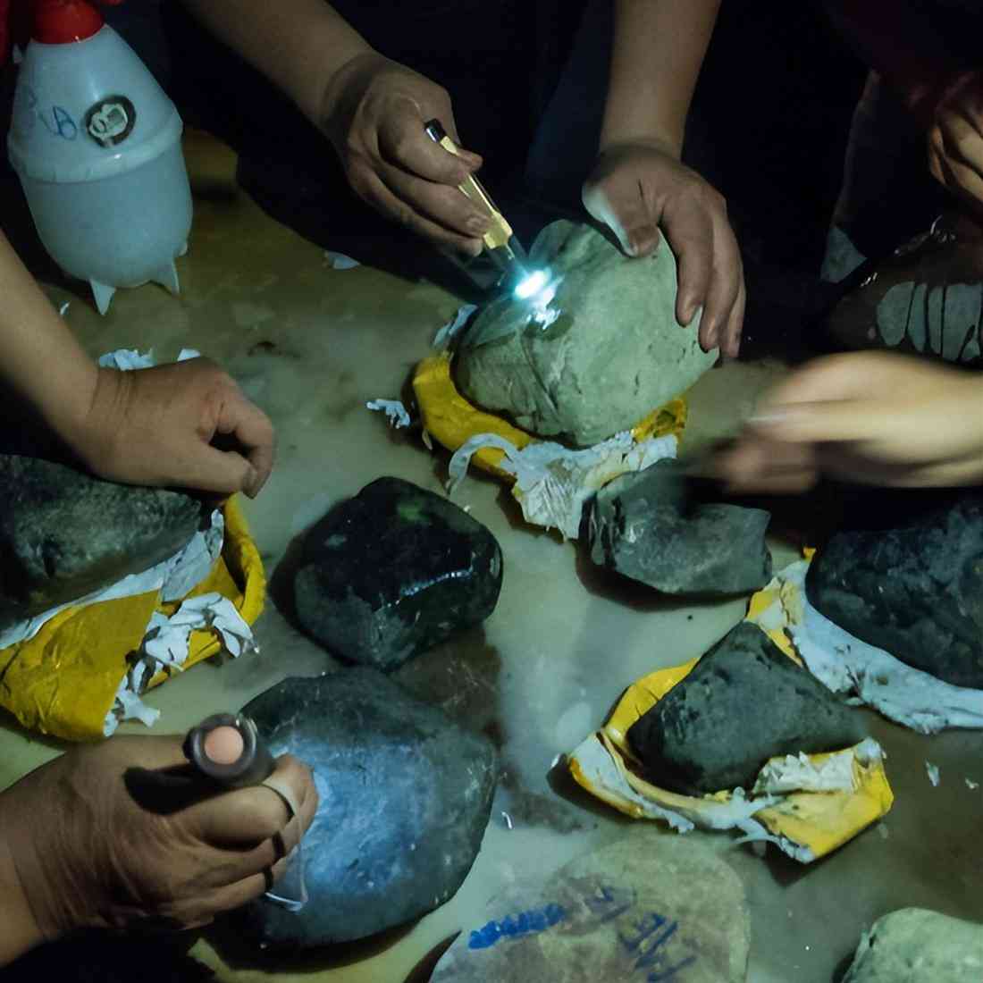 翡翠原石产地有哪些(翡翠原石分布)插图2 翡翠原石产地有哪些(翡翠原石分布)插图2