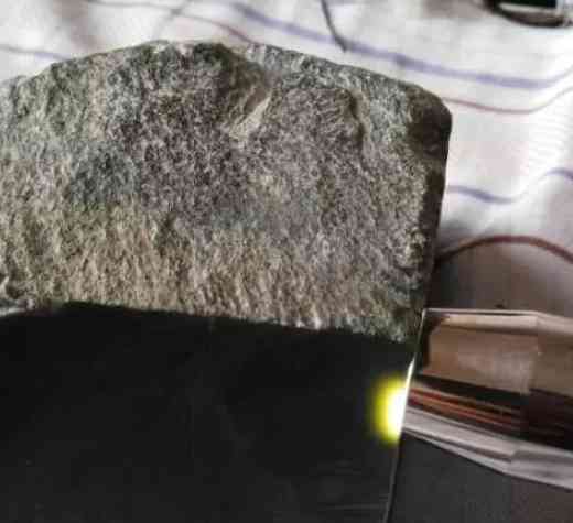 和田玉不值钱的几种料(真玉和假玉在灯光下有啥区别)插图5 和田玉不值钱的几种料(真玉和假玉在灯光下有啥区别)插图5