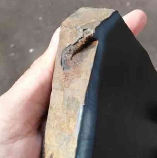 和田玉不值钱的几种料(真玉和假玉在灯光下有啥区别)插图7 和田玉不值钱的几种料(真玉和假玉在灯光下有啥区别)插图7