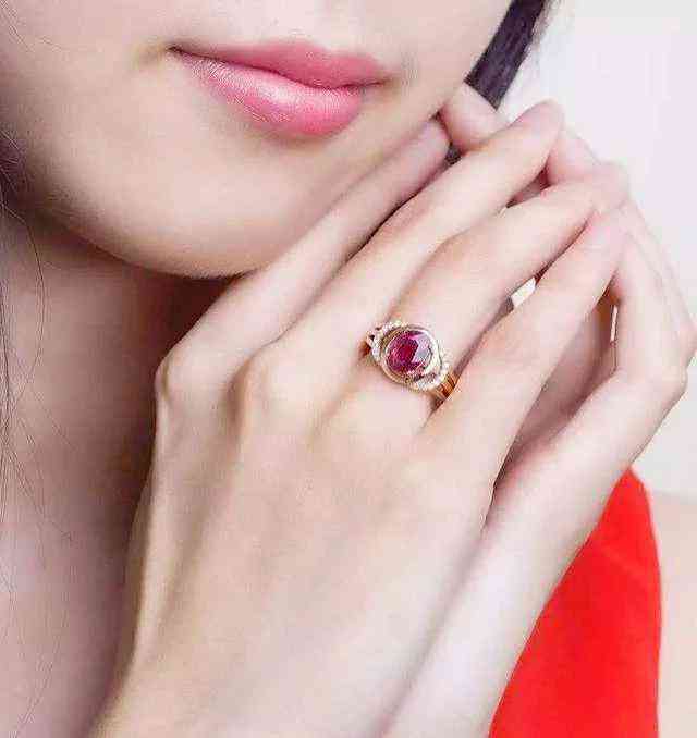 女性十个手指戒指含义(女性十个手指戴戒指的意义)插图1