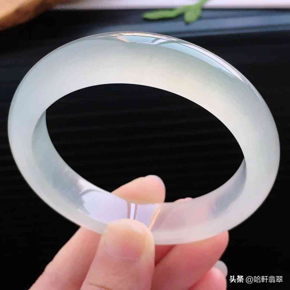 冰种翡翠手镯一般多少钱(冰种翡翠手镯一般多少钱一克)插图1