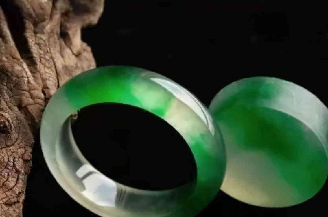 翡翠镯子飘黄好不好(翡翠镯子飘黄好不好)