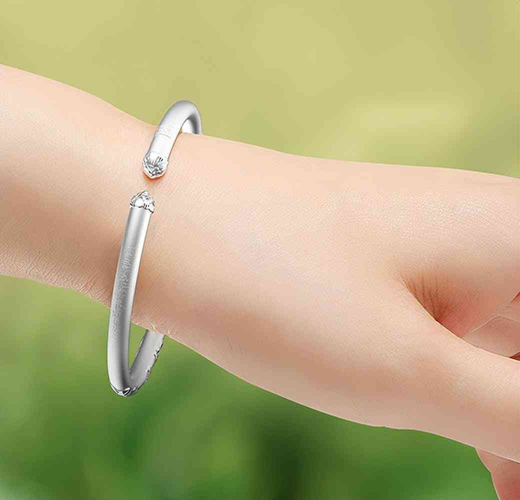 925银手镯多少钱一个(s925银手镯多少钱一个)插图2 925银手镯多少钱一个(s925银手镯多少钱一个)插图2