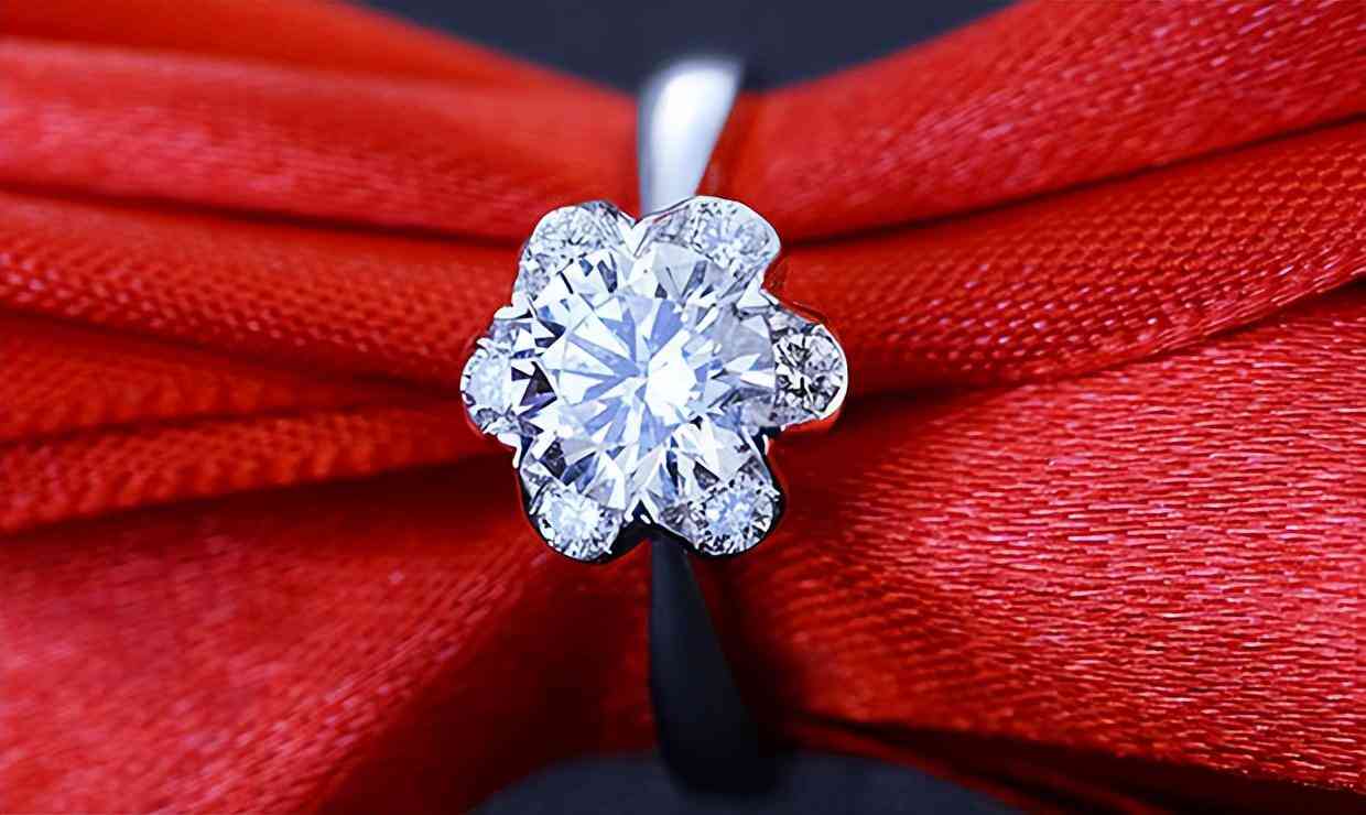 一克拉戒指大概多少钱(一克拉戒指大概多少钱啊)插图1 一克拉戒指大概多少钱(一克拉戒指大概多少钱啊)插图1