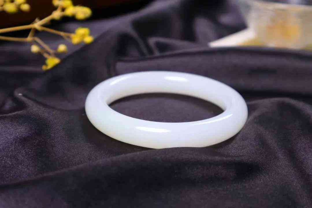 石英岩玉镯一般价格(石英岩玉镯一般价格多少钱)插图2