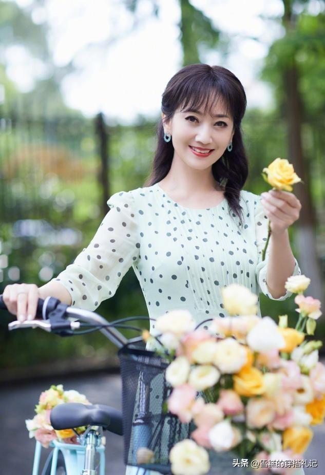 女人戴红宝石还是蓝宝石(女人戴红宝石还是蓝宝石比较好)插图8 女人戴红宝石还是蓝宝石(女人戴红宝石还是蓝宝石比较好)插图8