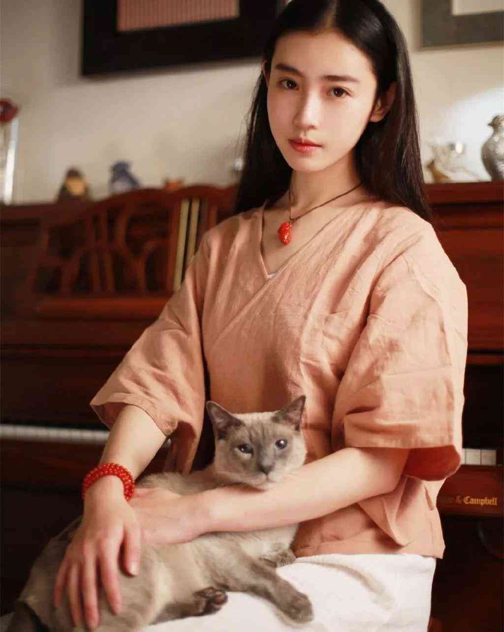 女士带南红手串的好处(女士带南红手串的禁忌)插图1 女士带南红手串的好处(女士带南红手串的禁忌)插图1