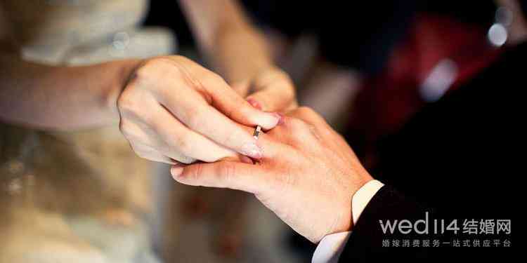 男生中指戴戒指的含义(男生左手中指戴戒指的含义)