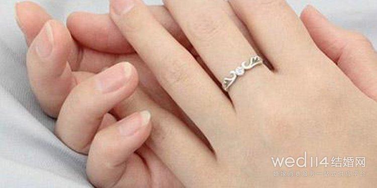男生中指戴戒指的含义(男生左手中指戴戒指的含义)插图1 男生中指戴戒指的含义(男生左手中指戴戒指的含义)插图1