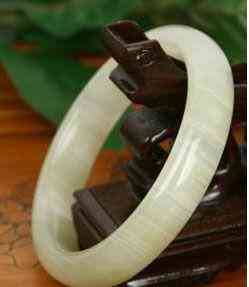 蓝田玉手镯一般多少钱白色(蓝田玉手镯一般多少钱白色好看)插图1 蓝田玉手镯一般多少钱白色(蓝田玉手镯一般多少钱白色好看)插图1