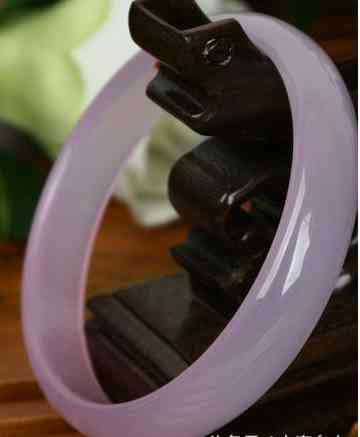 蓝田玉手镯一般多少钱白色(蓝田玉手镯一般多少钱白色好看)插图3 蓝田玉手镯一般多少钱白色(蓝田玉手镯一般多少钱白色好看)插图3