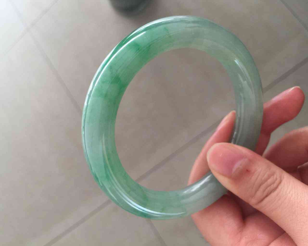 女人一生要有三个镯子(45一50岁女人适合戴什么手镯)