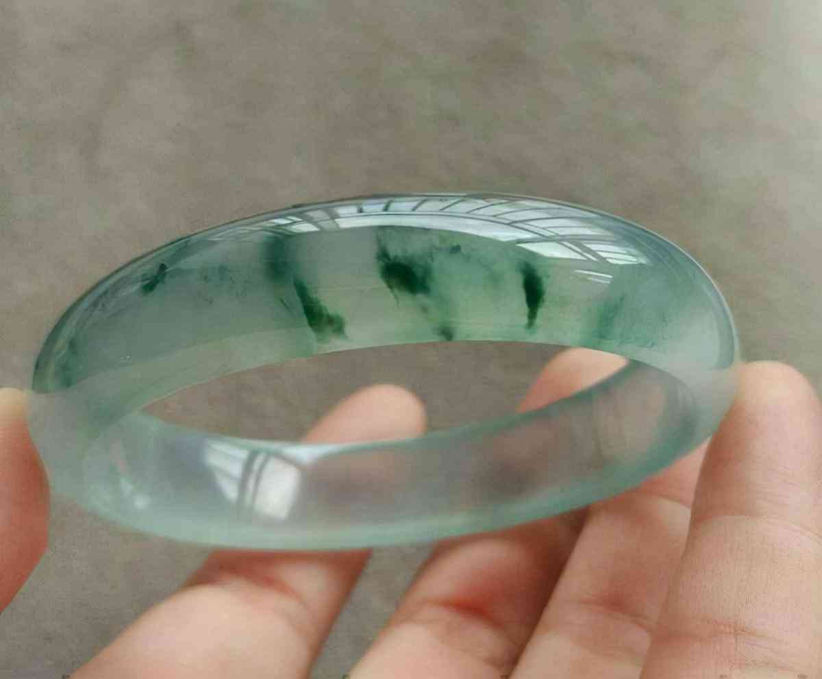 女人一生要有三个镯子(45一50岁女人适合戴什么手镯)插图1