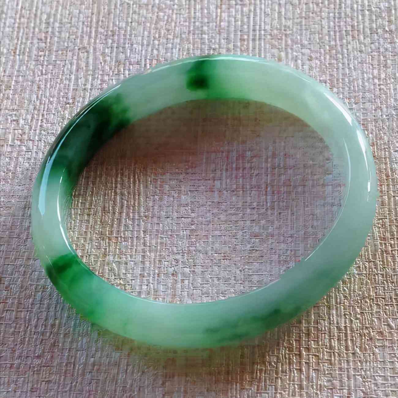 女人一生要有三个镯子(45一50岁女人适合戴什么手镯)插图2