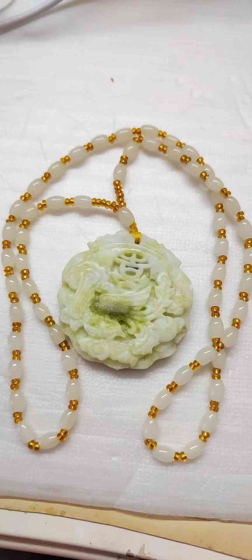 蓝田玉手镯(蓝田玉手镯缠丝玉)插图1 蓝田玉手镯(蓝田玉手镯缠丝玉)插图1