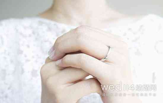 结婚戴戒指(结婚戴戒指的由来)