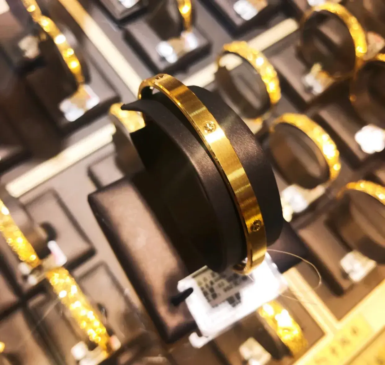 老凤祥银手镯(老凤祥银手镯钢印是什么样的)插图1 老凤祥银手镯(老凤祥银手镯钢印是什么样的)插图1