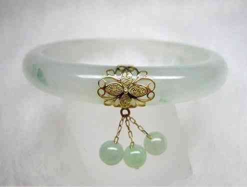 关于玉手镯的知识(关于玉手镯的知识有哪些)插图24 关于玉手镯的知识(关于玉手镯的知识有哪些)插图24