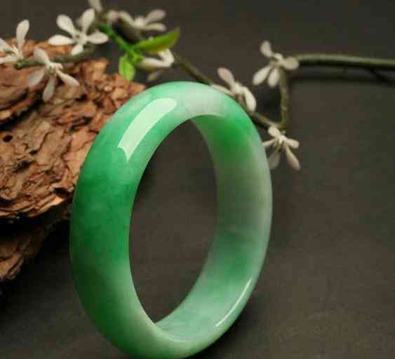 关于玉手镯的知识(关于玉手镯的知识有哪些)插图48 关于玉手镯的知识(关于玉手镯的知识有哪些)插图48