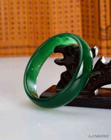 翡翠手镯价格2021行情(翡翠手镯价格2021行情走势图)插图4 翡翠手镯价格2021行情(翡翠手镯价格2021行情走势图)插图4