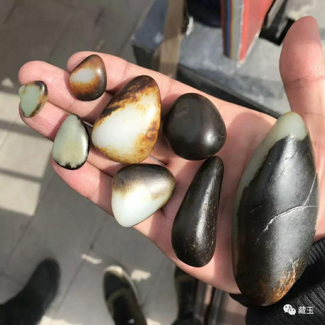 黑皮和田玉籽料原石(黑皮和田玉籽料原石镶嵌吊坠)插图1