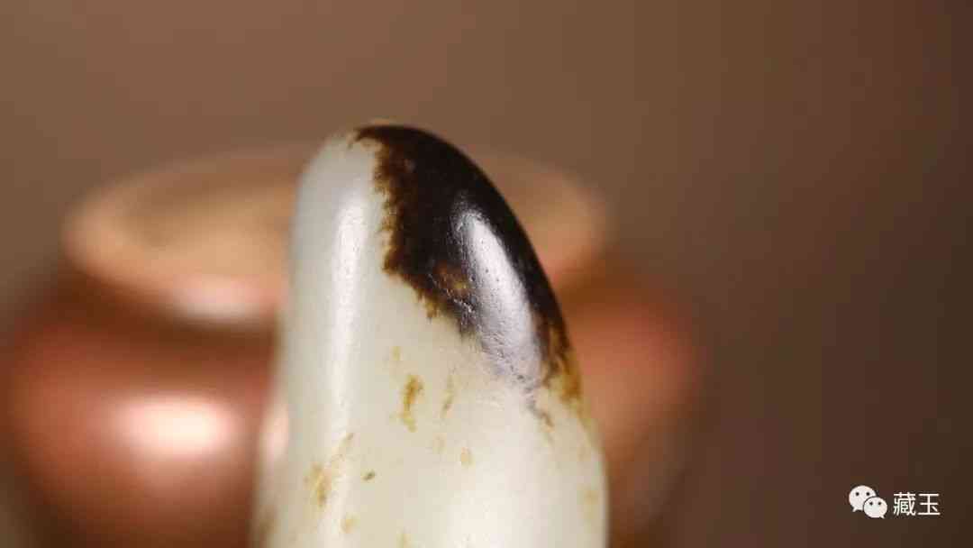 黑皮和田玉籽料原石(黑皮和田玉籽料原石镶嵌吊坠)插图4