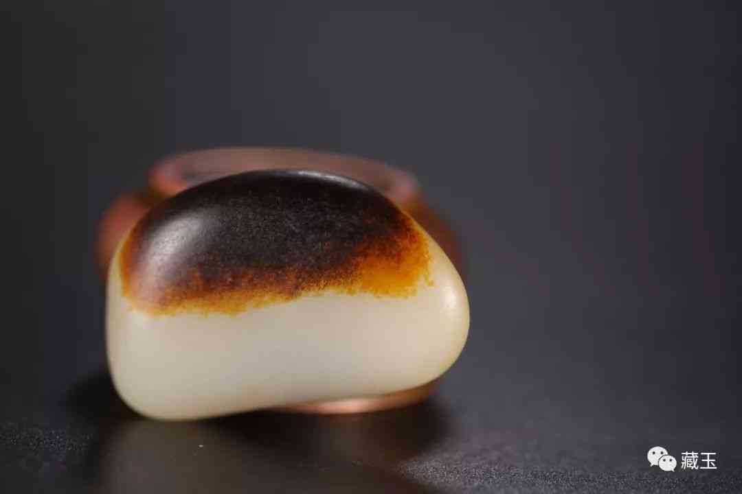 黑皮和田玉籽料原石(黑皮和田玉籽料原石镶嵌吊坠)插图6