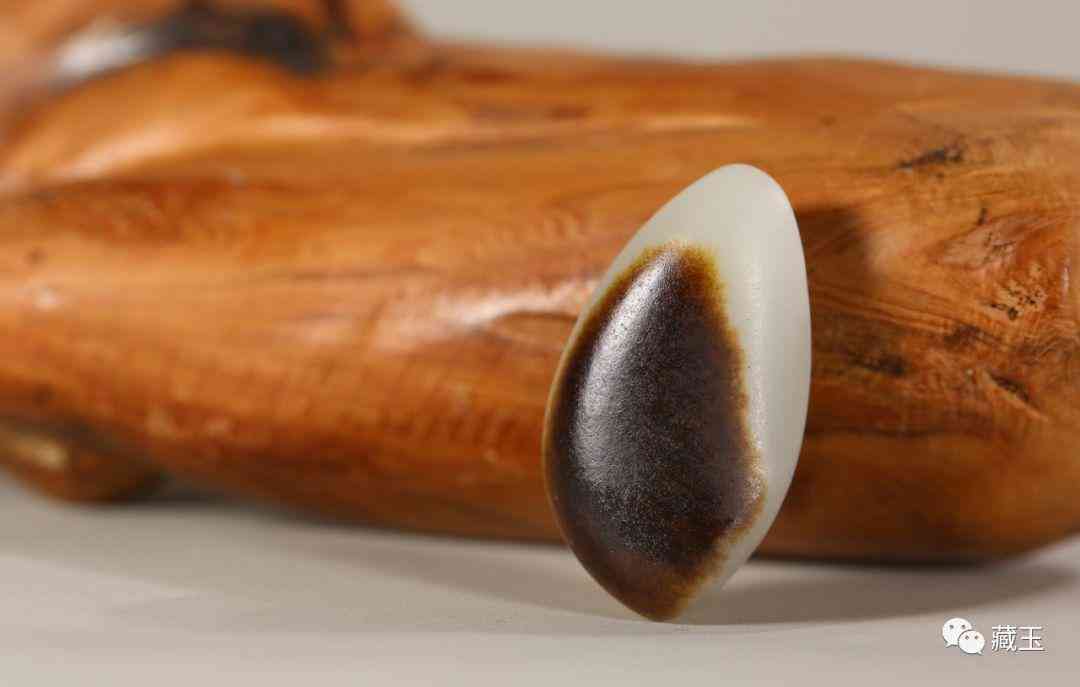 黑皮和田玉籽料原石(黑皮和田玉籽料原石镶嵌吊坠)插图9