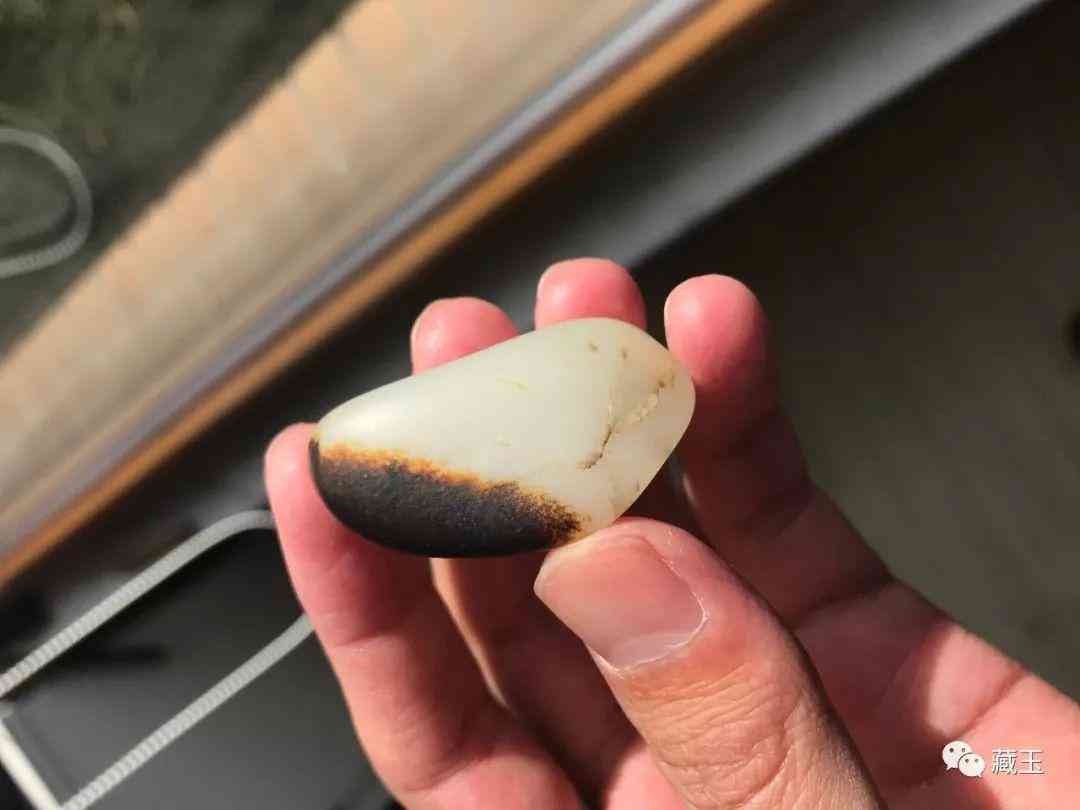 黑皮和田玉籽料原石(黑皮和田玉籽料原石镶嵌吊坠)插图10