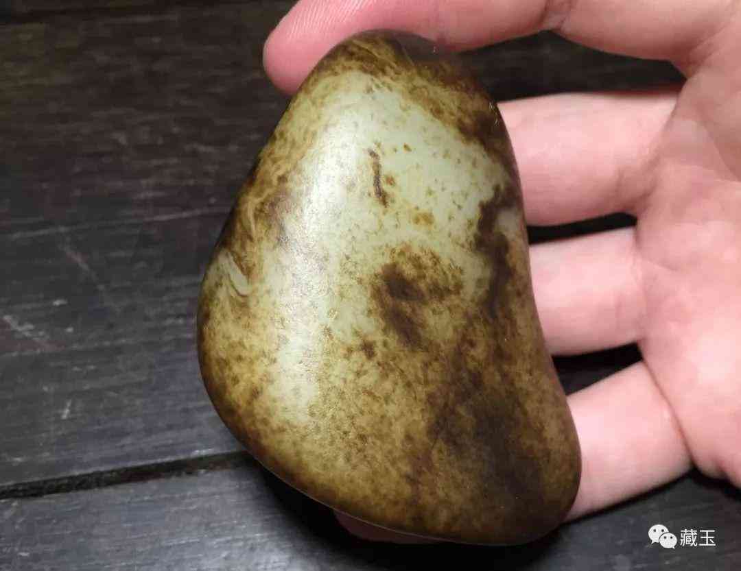 黑皮和田玉籽料原石(黑皮和田玉籽料原石镶嵌吊坠)插图12