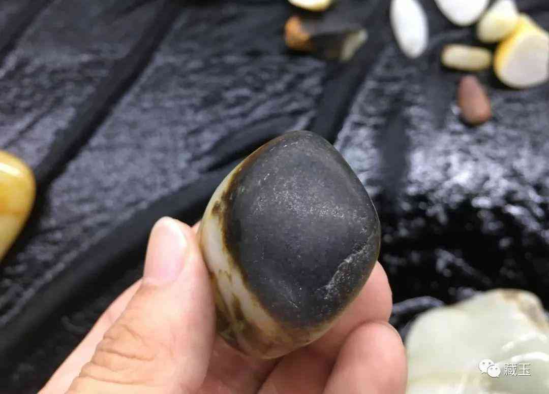 黑皮和田玉籽料原石(黑皮和田玉籽料原石镶嵌吊坠)插图19